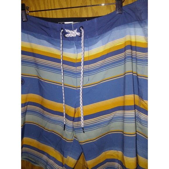 Salty Crew Board Shorts Horizontal Stripes Mens Sz 33x9 Multi Stretch Quick Dry - Picture 12 of 15